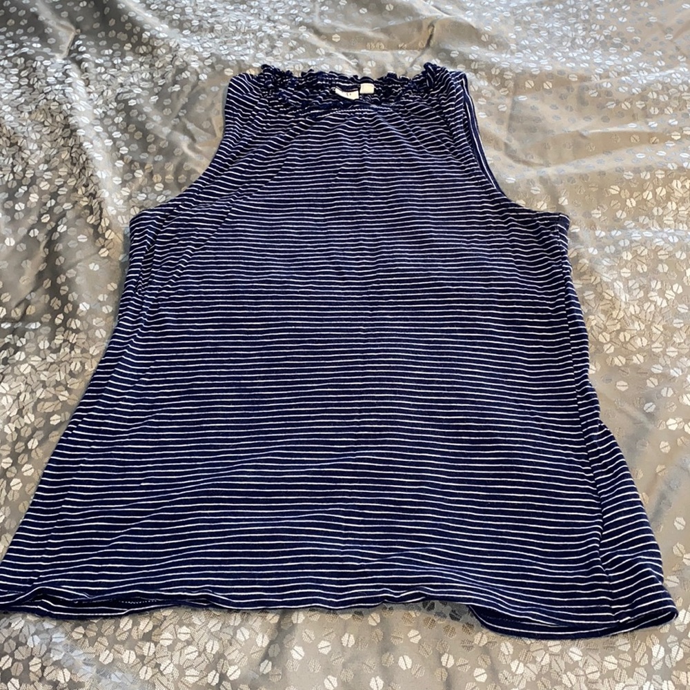 Gap woman’s white & navy blue striped tank! Size medium